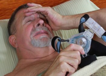 Se você acorda se sentindo exausto, apesar de dormir 8 horas, seu corpo está tentando lhe dizer essas coisas