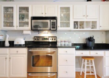 15 itens domésticos vencidos que provavelmente ainda estão no seu armário sem você lembrar