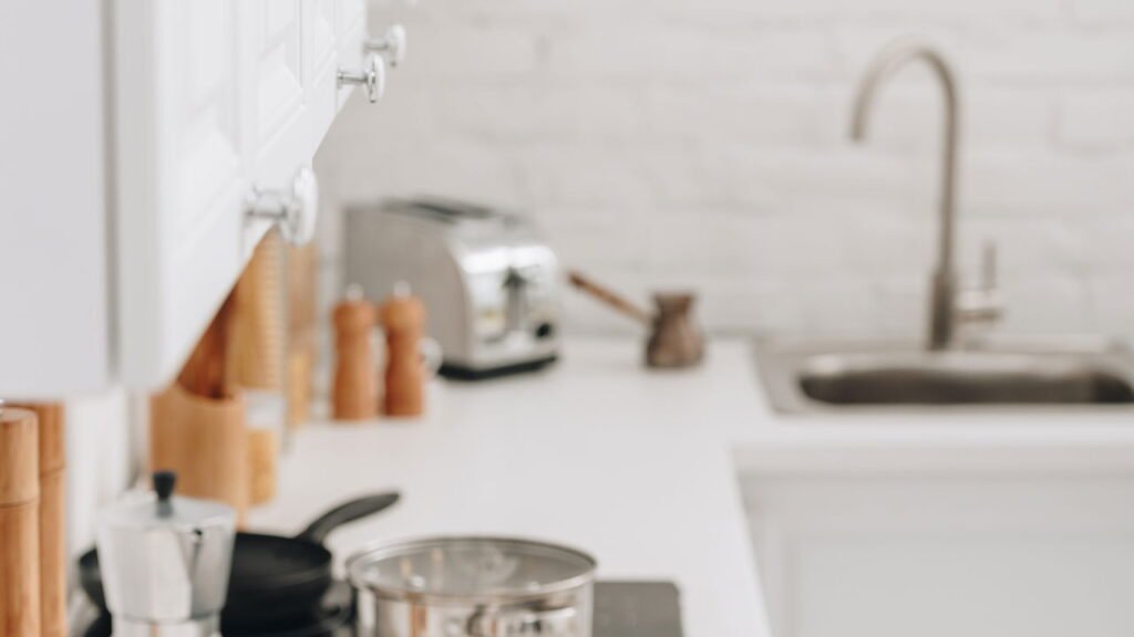 15 itens domésticos vencidos que provavelmente ainda estão no seu armário sem você lembrar