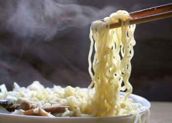 Por que algumas pessoas sentem sonolência após comer arroz ou macarrão
