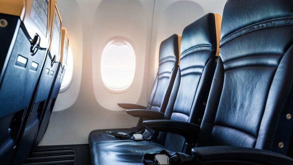 Veja como reclinar seu assento em um avião sem causar raiva aérea