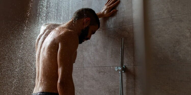 Os benefícios de tomar um banho frio logo pela manhã