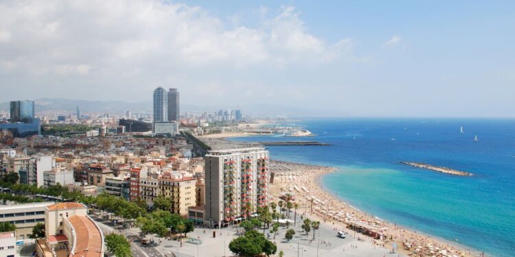 Essa cidade no verão combina praia boa, comida marcante e muita cultura