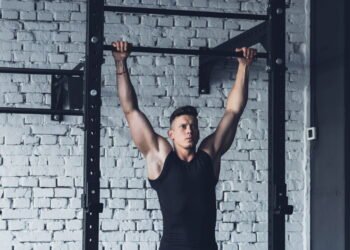 Exercício de menos de um minuto que fortalece as costas, braços e abdômen