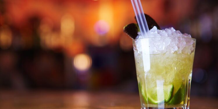 Estudo alerta que beber qualquer quantidade de álcool aumenta os riscos de demência