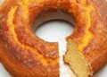 Receita de bolo que serve até 20 fatias e fica pronta em menos de 1 hora