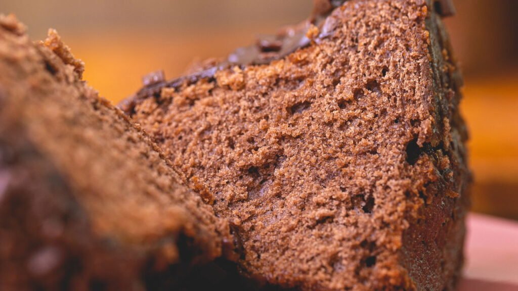 Receita de bolo que serve até 20 fatias e fica pronta em menos de 1 hora