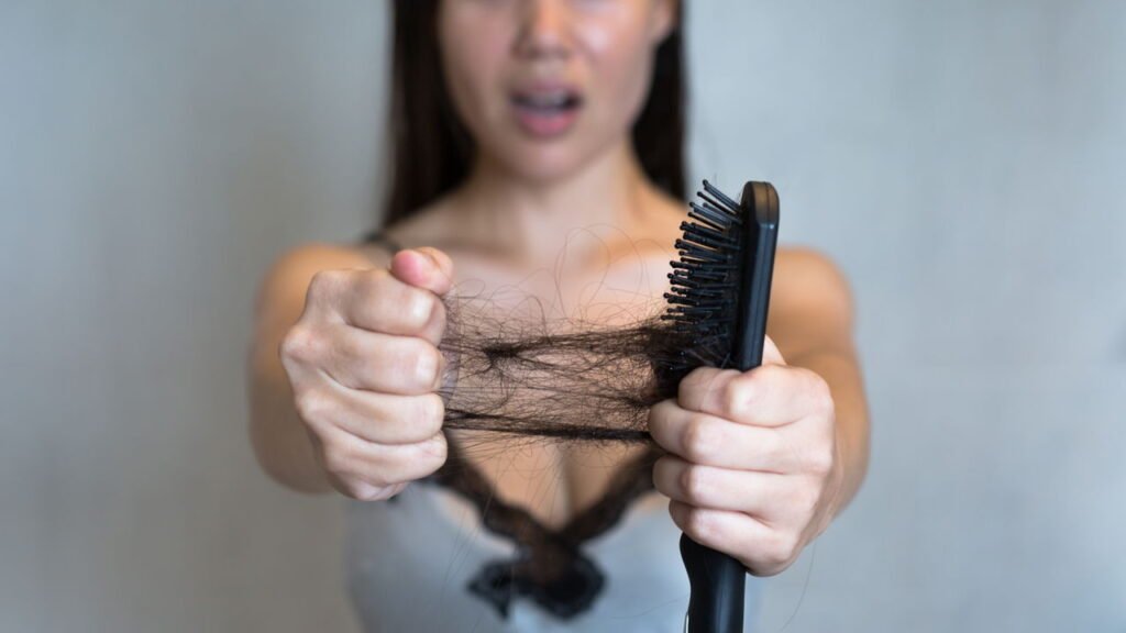 A falta desse nutriente comum pode estar fazendo seus cabelos caírem