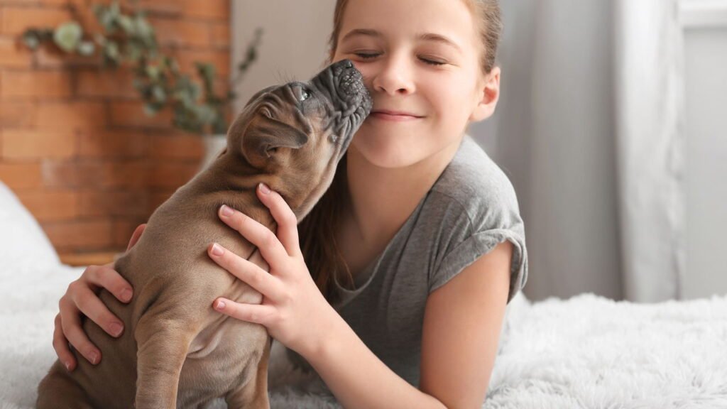 O que significa quando seu cão lambe seus pés, de acordo com especialistas em comportamento canino