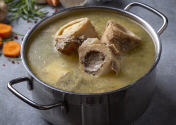 O que acontece com seu corpo quando você bebe caldo de osso todos os dias