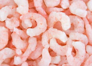Por que você nunca deve comprar camarão congelado sem verificar a embalagem para isso, de acordo com um peixeiro
