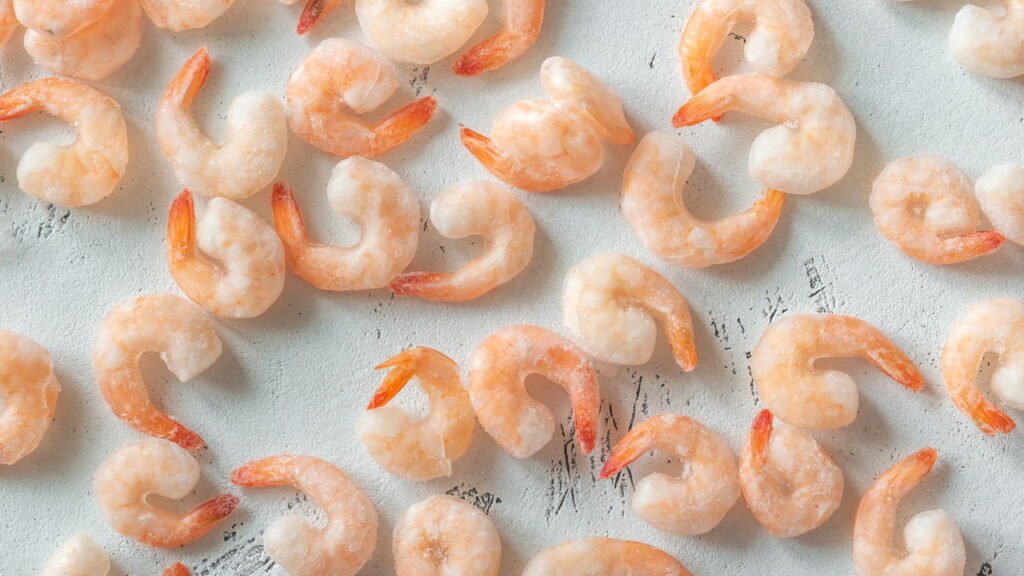 Por que você nunca deve comprar camarão congelado sem verificar a embalagem para isso, de acordo com um peixeiro