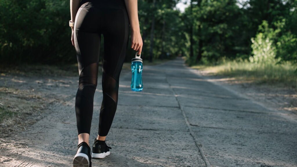 Estudo explica como andar dessa forma pode evitar dores na coluna