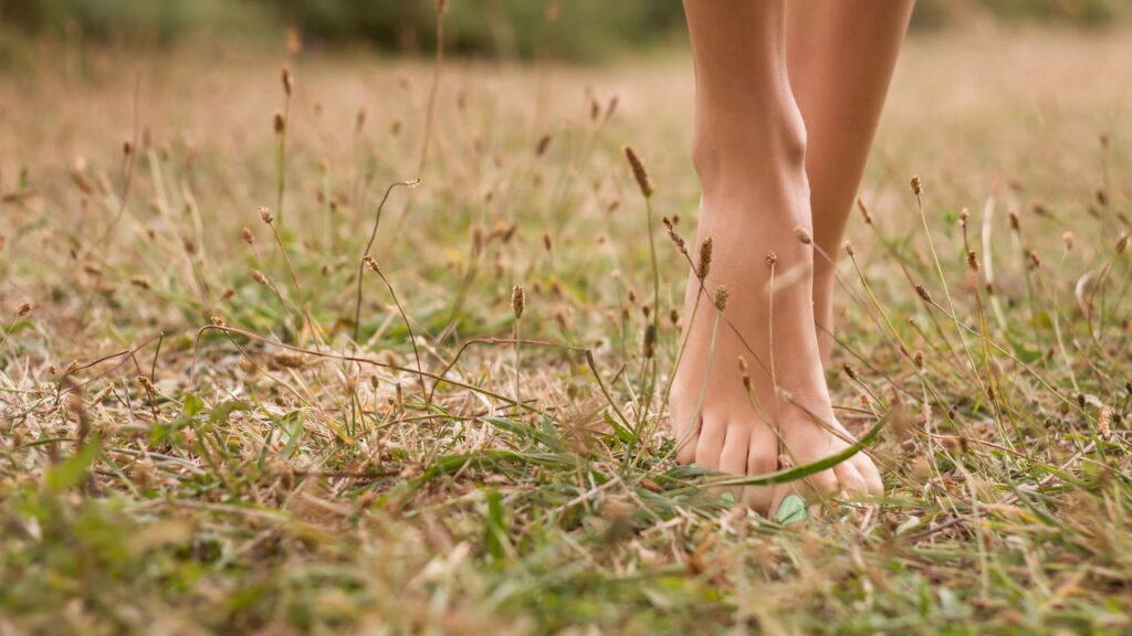 Caminhar descalço na grama pode trazer benefícios inesperados