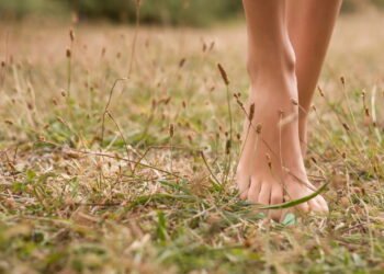 Caminhar descalço na grama pode trazer benefícios inesperados