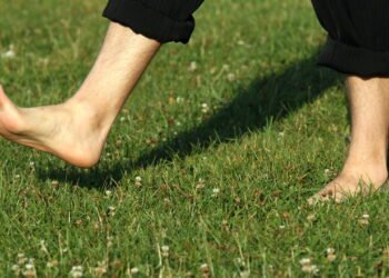 Caminhar descalço na grama pode trazer benefícios inesperados