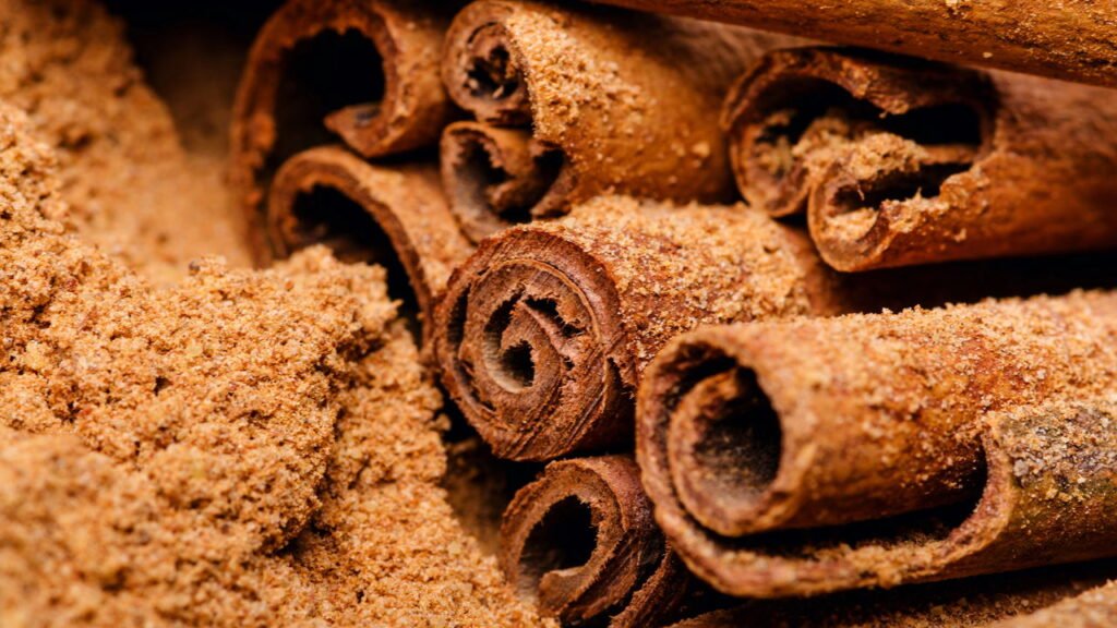 Por que o chá de canela depois do almoço de repente se tornou uma tendência entre os especialistas em bem-estar