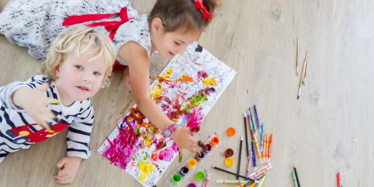 Criança canhota - Créditos: depositphotos.com / volare2004