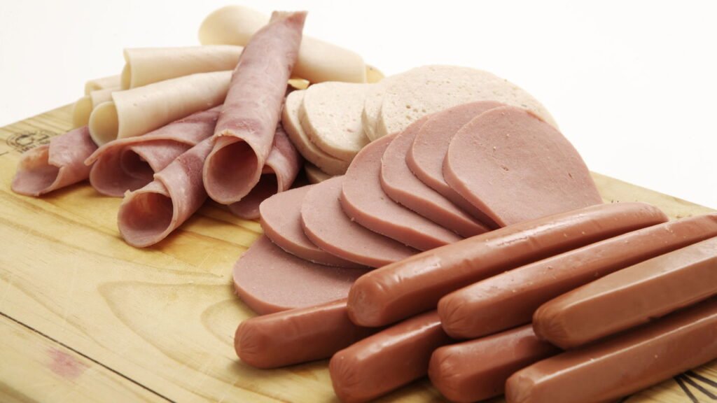 O efeito de consumir muita carne processada no seu corpo