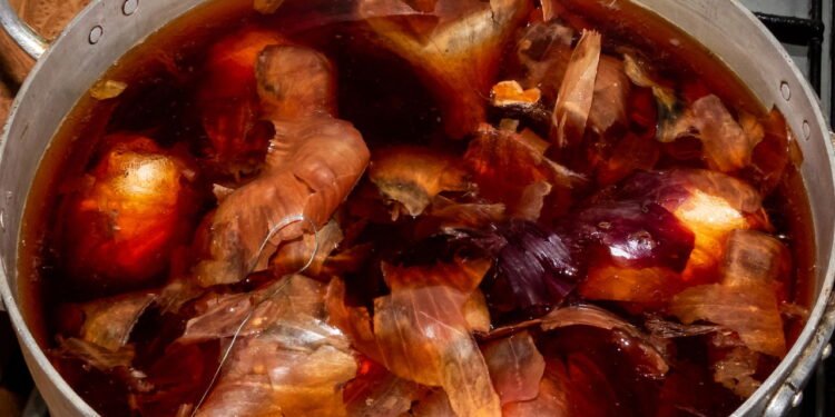 Se você tem cascas de cebola, não as jogue fora, ferver elas pode ser surpreendente