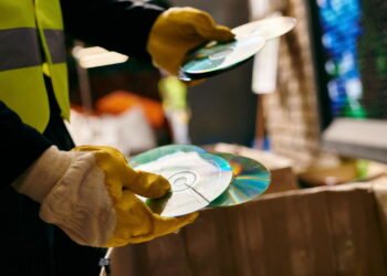 Não é para decorar: qual a finalidade de pendurar CDs na varanda