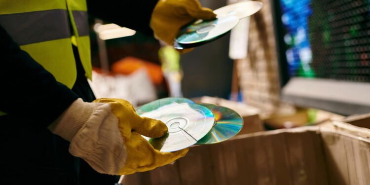 Não é para decorar: qual a finalidade de pendurar CDs na varanda