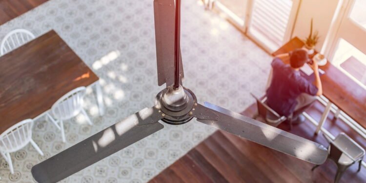 Este ventilador ajuda no calor e ainda economiza mais que ar-condicionado