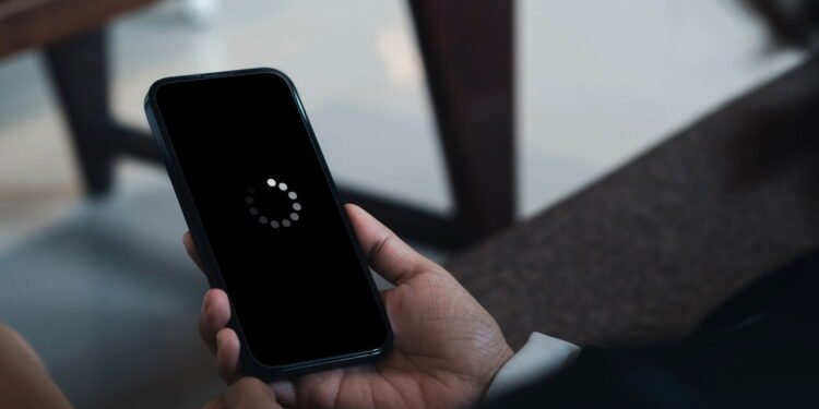 Não carregue seu celular a noite toda, é um erro: como prolongar a vida útil da bateria