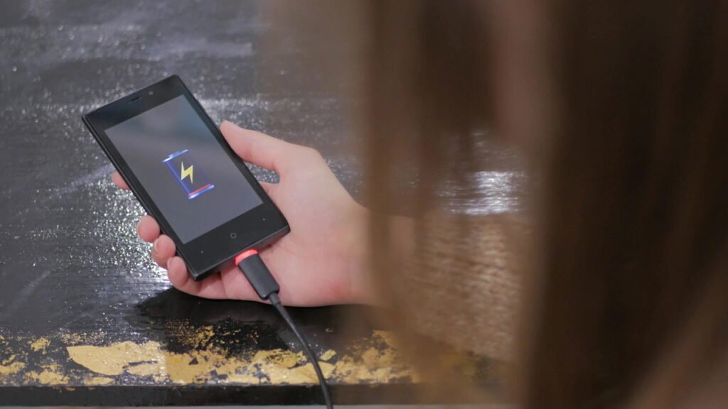 Não carregue seu celular a noite toda, é um erro: como prolongar a vida útil da bateria