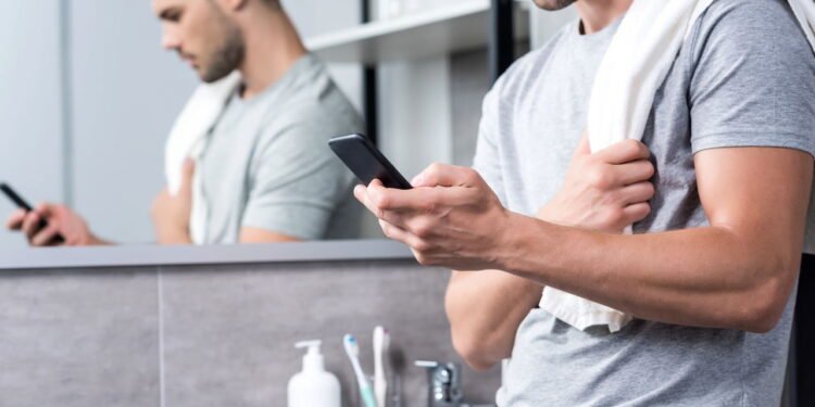 Usar o telefone enquanto você faz cocô aumenta muito o risco de hemorroidas, diz novo estudo