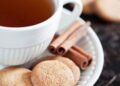 Por que o chá de canela depois do almoço de repente se tornou uma tendência entre os especialistas em bem-estar