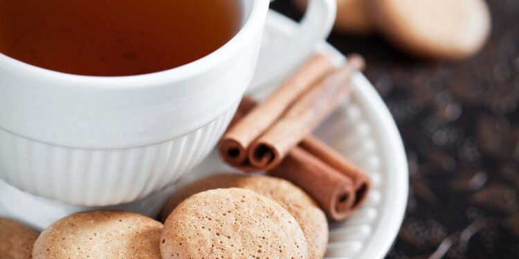 Por que o chá de canela depois do almoço de repente se tornou uma tendência entre os especialistas em bem-estar