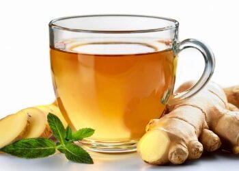 O chá poderoso que combate inflamações na garganta e gripe