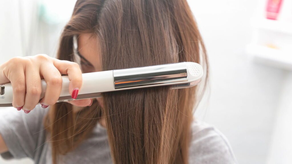 O que significa fazer chapinha no cabelo todos os dias, segundo a psicologia