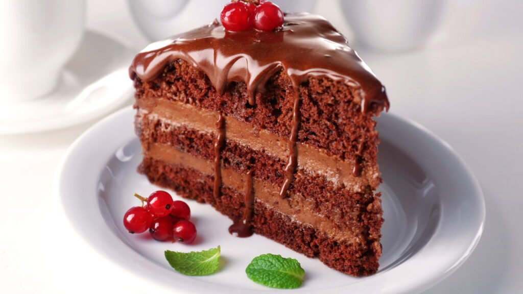 Esse bolo fácil no liquidificador com recheio de brigadeiro conquista na primeira fatia