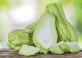 Legume com 20 calorias vira suflê gratinado e ainda entra em sobremesa