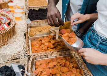 A fruta rica em proteínas que ajuda a ganhar músculos e fortalecer os ossos após os 45 anos
