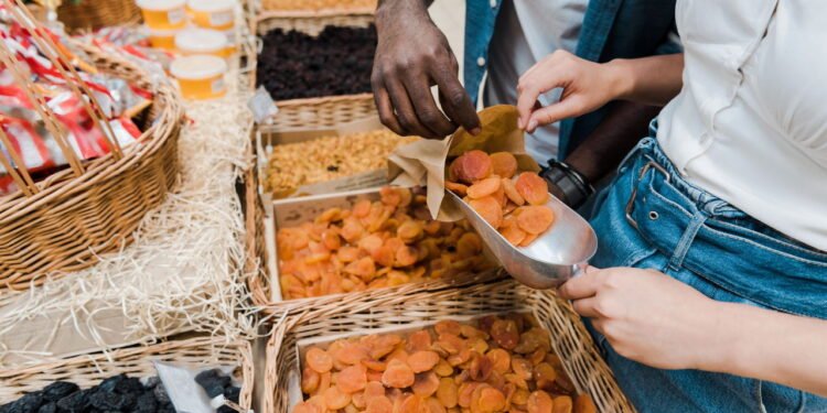 A fruta rica em proteínas que ajuda a ganhar músculos e fortalecer os ossos após os 45 anos