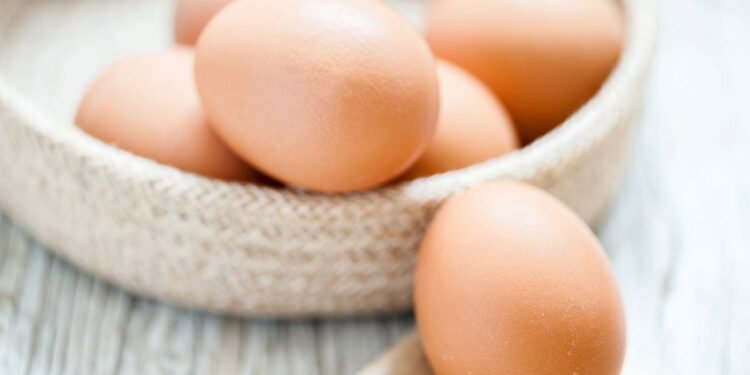 Aplicar clara de ovo no rosto: para que serve e quais os benefícios que tem