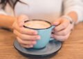 Sete maneiras pelas quais seu hábito de tomar café pode estar arruinando sua saúde, da digestão ao colesterol