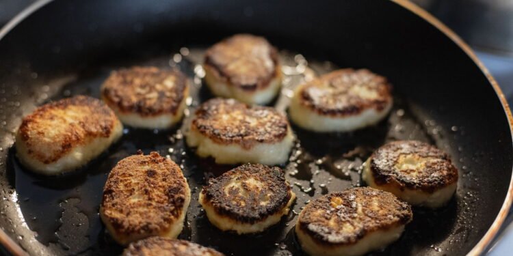 Nunca jogue fora comida queimada por esse motivo assustador, diz paramédico