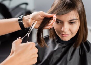 O que a psicologia diz sobre as pessoas que nunca percebem quando você corta o cabelo