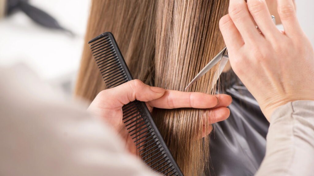 O que a psicologia diz sobre as pessoas que nunca percebem quando você corta o cabelo