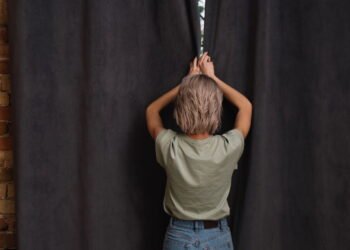 Adeus às cortinas: as 5 tendências de 2025 para renovar a sua casa sem gastar mais