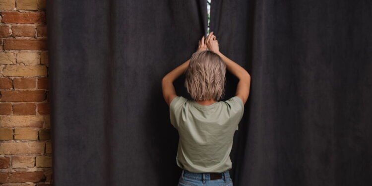 Adeus às cortinas: as 5 tendências de 2025 para renovar a sua casa sem gastar mais