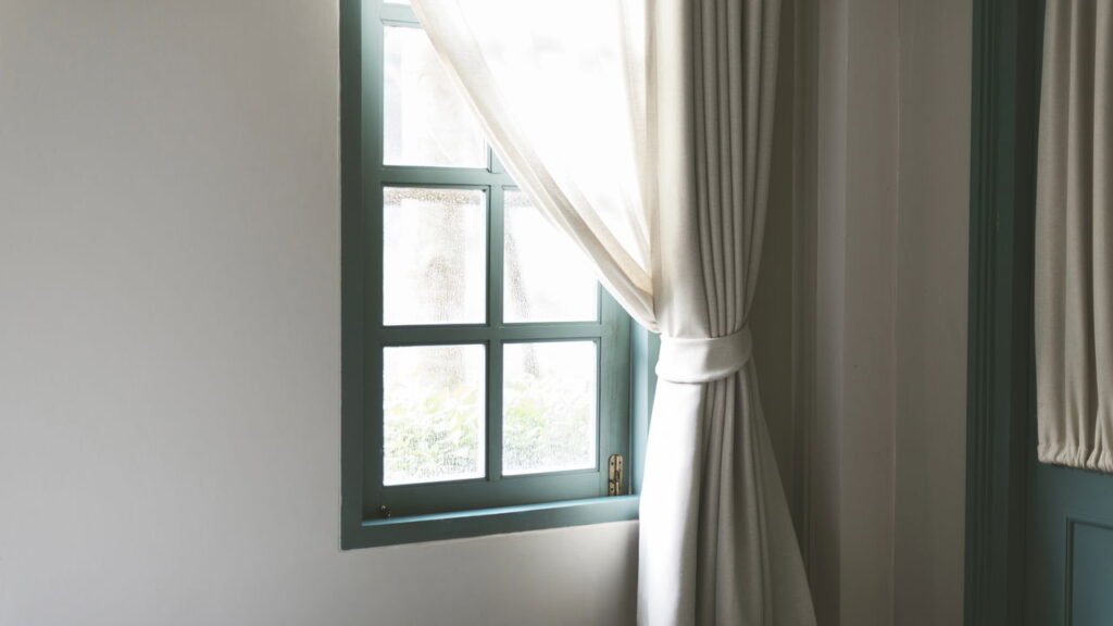 Adeus às cortinas: as 5 tendências de 2025 para renovar a sua casa sem gastar mais