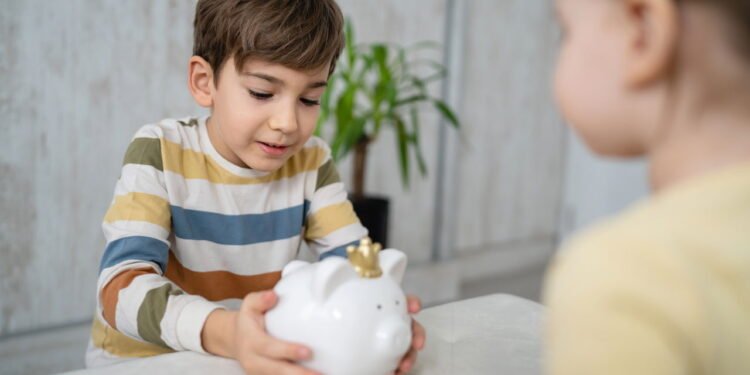 Lições financeiras que os pais devem ensinar aos filhos, de acordo com George Kamel