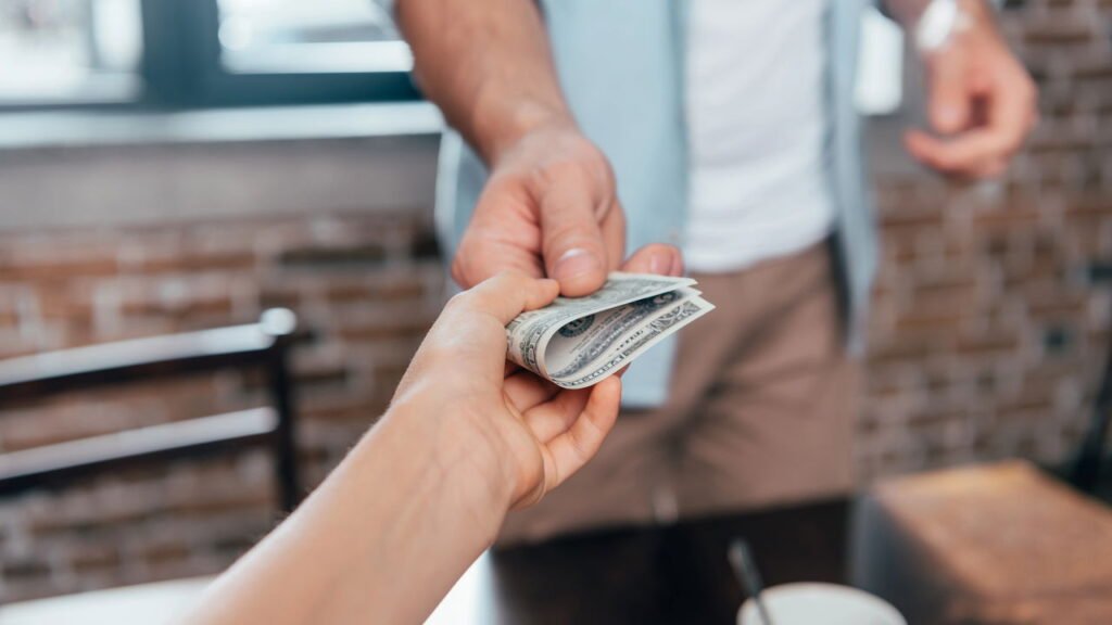 Lições financeiras que os pais devem ensinar aos filhos, de acordo com George Kamel