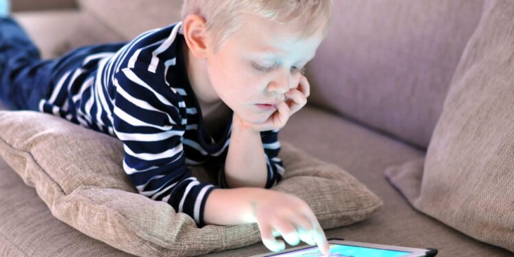 Maneiras de proteger seu filho da radicalização online, segundo um terapeuta