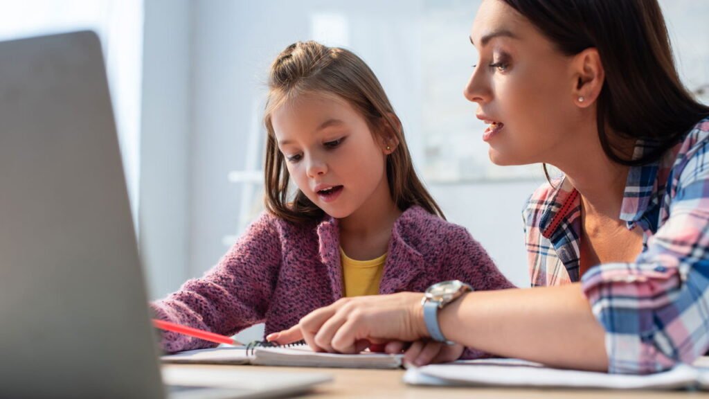 Maneiras de proteger seu filho da radicalização online, segundo um terapeuta